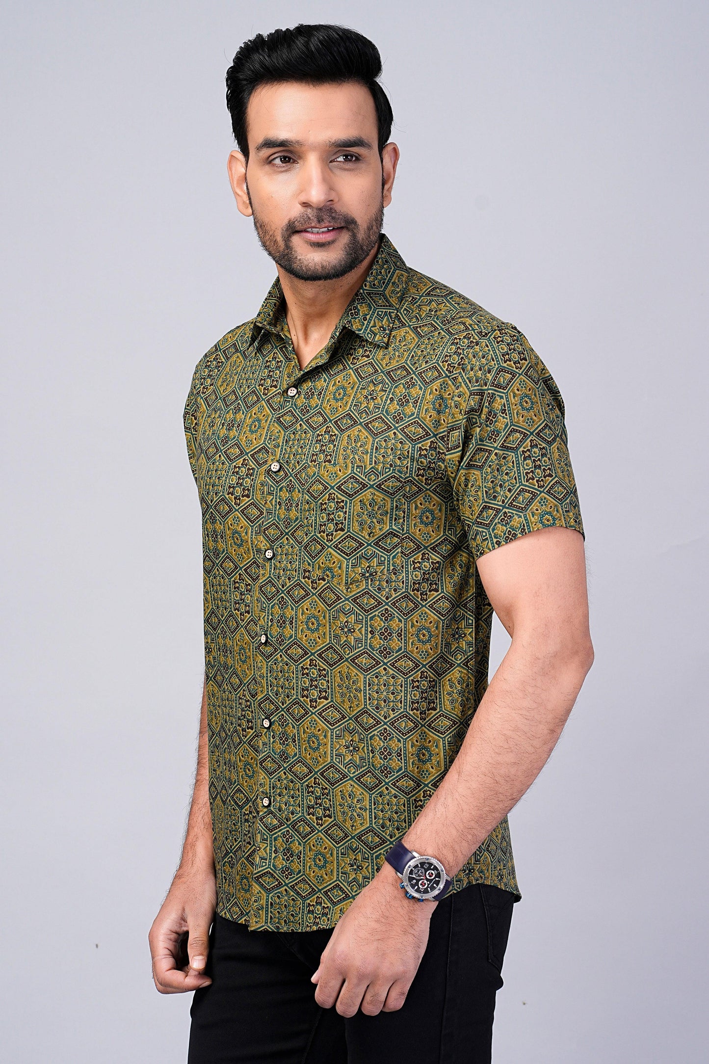 Men's Green Geometric Printed Half-Sleeves shirts